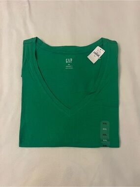 GAP Women's V-Neck Short Sleeve Tee in Kelly Green